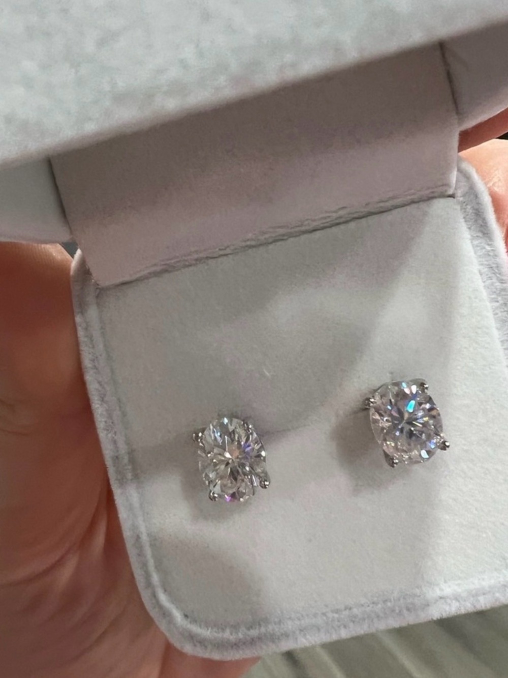 4Ct oval Moissanite earrings NIB - Picture 10 of 13